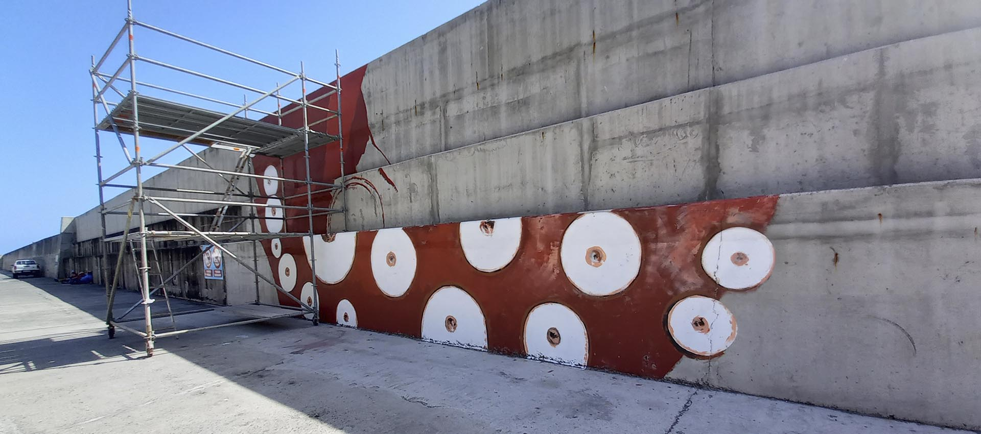 Muralha da marina ganha cores pela artista Bárbara Gil